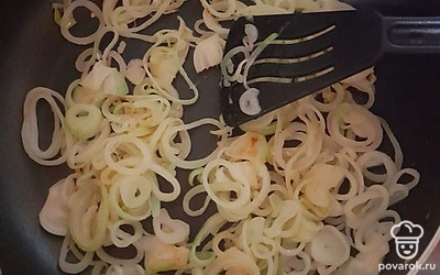 Обжариваем лук на сливочном масле до мягкости примерно 15 минут.