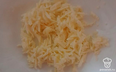 Плавленый сырок натираем на крупной терке.