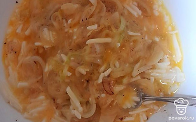 В миске соединяем обжаренный лук, натертый плавленый сыр, 2 сырых куриных яйца, соль и перец по вкусу.