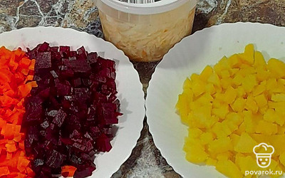 Нарежьте мелкими кубиками картошку, морковь, свеклу. 