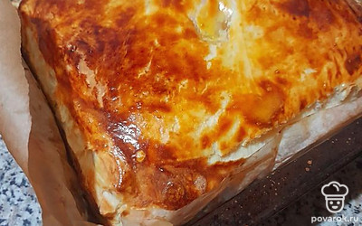 Пирог ставим в разогретую до 180 градусов духовку и выпекаем до готовности 35-40 минут.