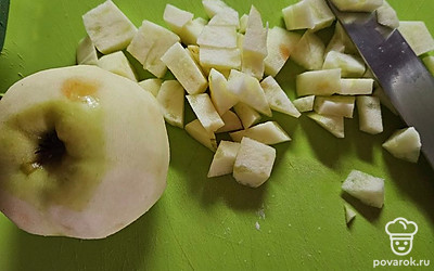 Нарежьте яблоки квадратными кусочками.
