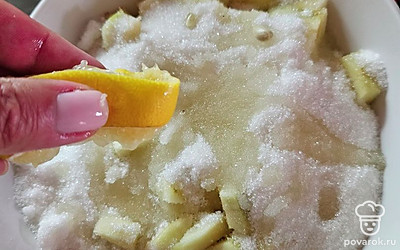 Смешайте с сахаром и соком половины лимона.