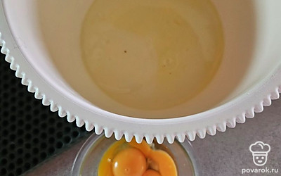 Отделите белки от желтков.