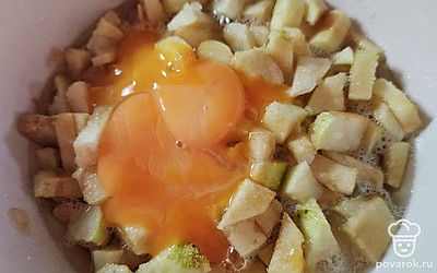 Желтки добавьте в яблоки.