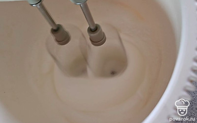 Белки взбейте до крутых пиков (7-8 минут).