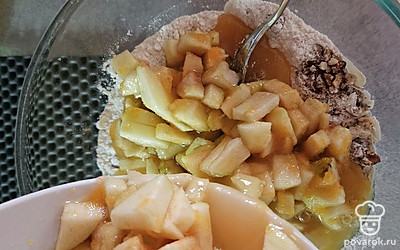 Перемешайте сухие ингредиенты с яблоками, которые уже дали собственный сок.