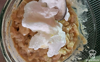 Вмешивайте белки по 2 столовых ложки в общую массу.