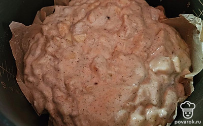 Выложите тесто в чашу мультиварки, застеленную пергаментом.