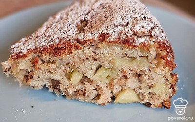 Подавайте пирог порционно. Можно украсить сахарной пудрой.