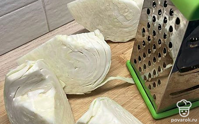 Натираем капусту на терке.