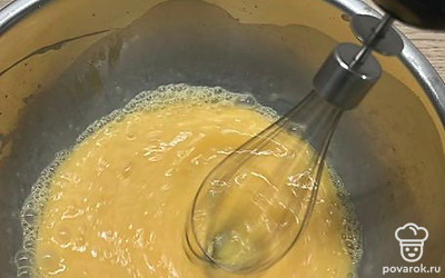 Взбиваем яйца с молоком.