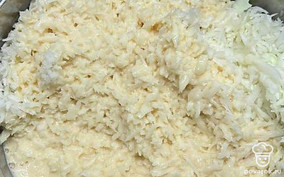 Полученную смесь добавляем в капусту и тщательно перемешиваем.