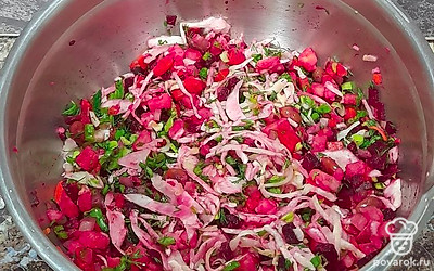 Смешайте все ингредиенты: картошку, морковь, свеклу, огурцы, капусту, фасоль и зелень. Добавьте соль и перец по вкусу, немного растительного масла. Все хорошо перемешайте.