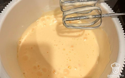 Яйца взбить блендером 8 минут.