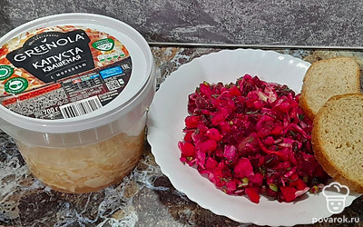 Подавайте винегрет с хлебом, гренками.