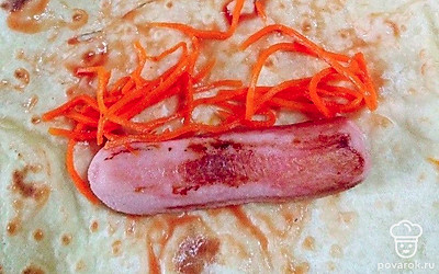 Выложите сосиску.