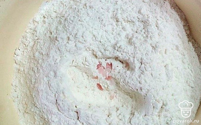 Смешайте муку и щепотку соли.