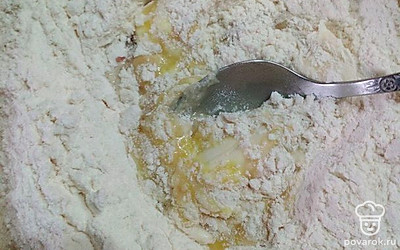 Добавьте яйцо.