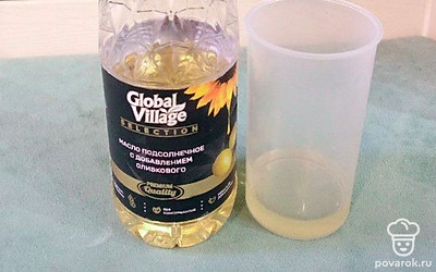 Влейте 2 столовых ложки растительного масла.