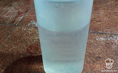 Добавьте стакан кипятка. Все ингредиенты перемешайте.