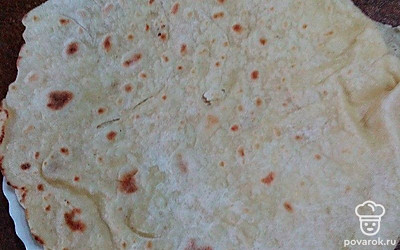 Раскатайте тонко лепешки. Обжарьте на сухой сковороде с двух сторон.