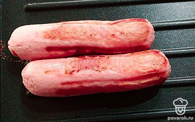 Сосиски поджарьте на гриле 5 минут.