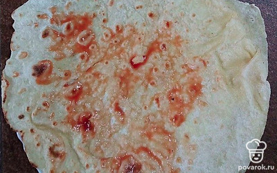 Смажьте лепешку кетчупом.