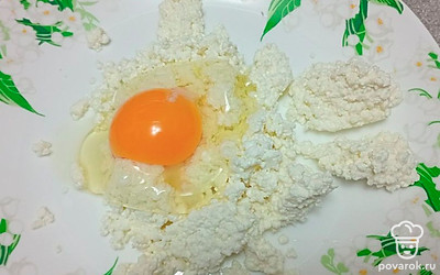 К творогу добавьте яйцо.