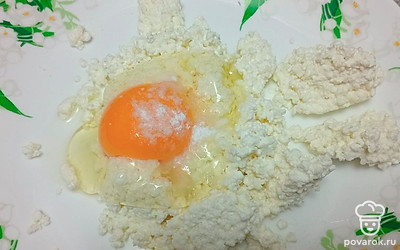 Всыпьте соду и щепотку соли.