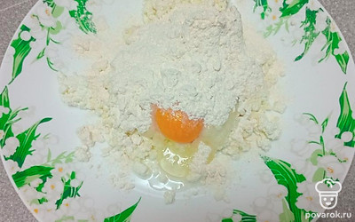 Добавьте муку.