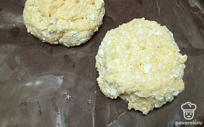 Сформируйте булочки и выложите на смазанный растительным маслом противень. Можете подстелить пергаментную бумагу. 