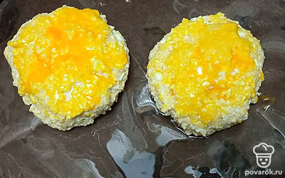 Смажьте булочки желтком.