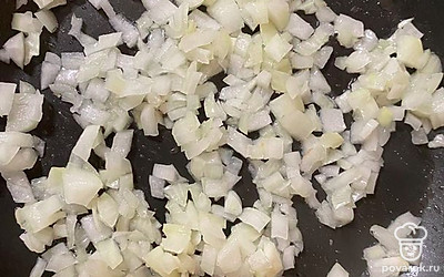 Жарить на сковородке сначала лук до золотистого цвета.