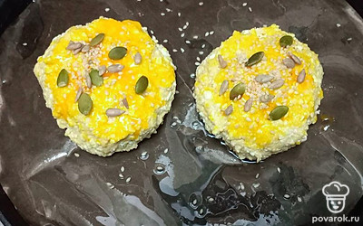 Посыпьте смесью семян и поставьте в разогретую духовку.