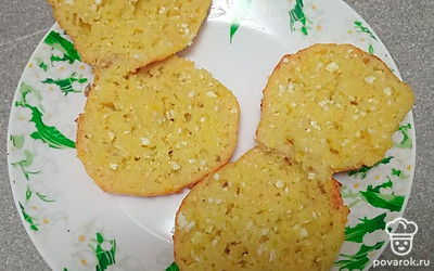 Разрежьте булочки пополам.