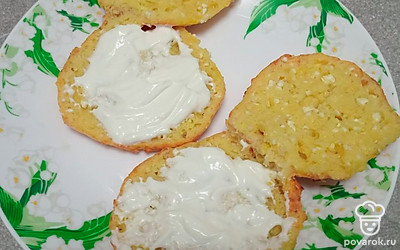 Смажьте сметаной. 