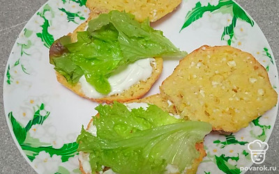 Положите по листу салата.