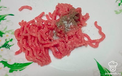 Смешайте говяжий фарш, черный молотый перец и щепотку соли.