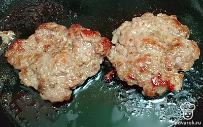 Сформируйте котлеты. Обжарьте их на растительном масле, по 3 минуты с каждой стороны.