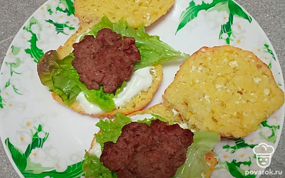 Выложите котлеты на листья салата.