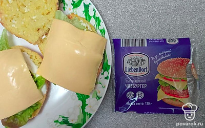 Положите сверху ломтики сыра.