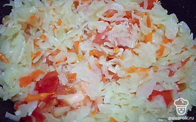 Добавьте нарезанный помидор. Перемешайте и тушите еще минут пять.