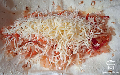 На капусту выложите сыр.