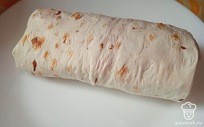 Сверните лаваш конвертом.