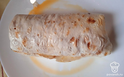 Смажьте пирог со всех сторон взбитым вилкой яйцом.