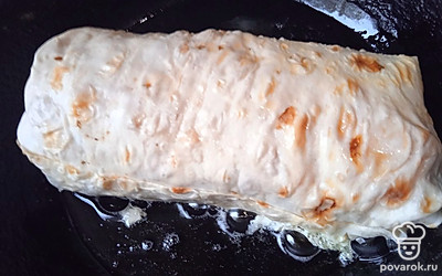 Положите на сковороду с разогретым растительным маслом.