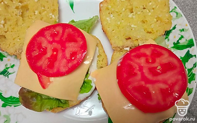 Выложите на сыр кружки помидора.