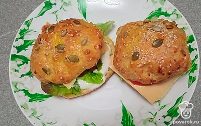 Накройте второй половиной булочки.