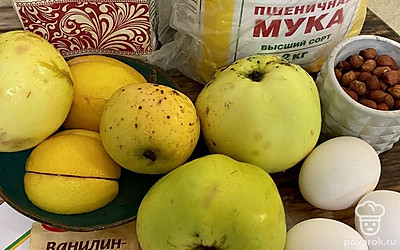 Подготовьте продукты. Тщательно вымойте яйца, яблоки и лимон.